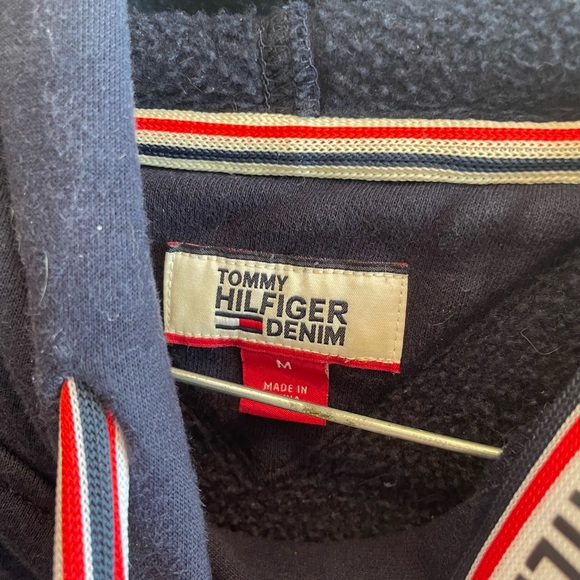✨ Tommy Hilfiger slightly cropped hoodie✨ - Picture 4 of 4